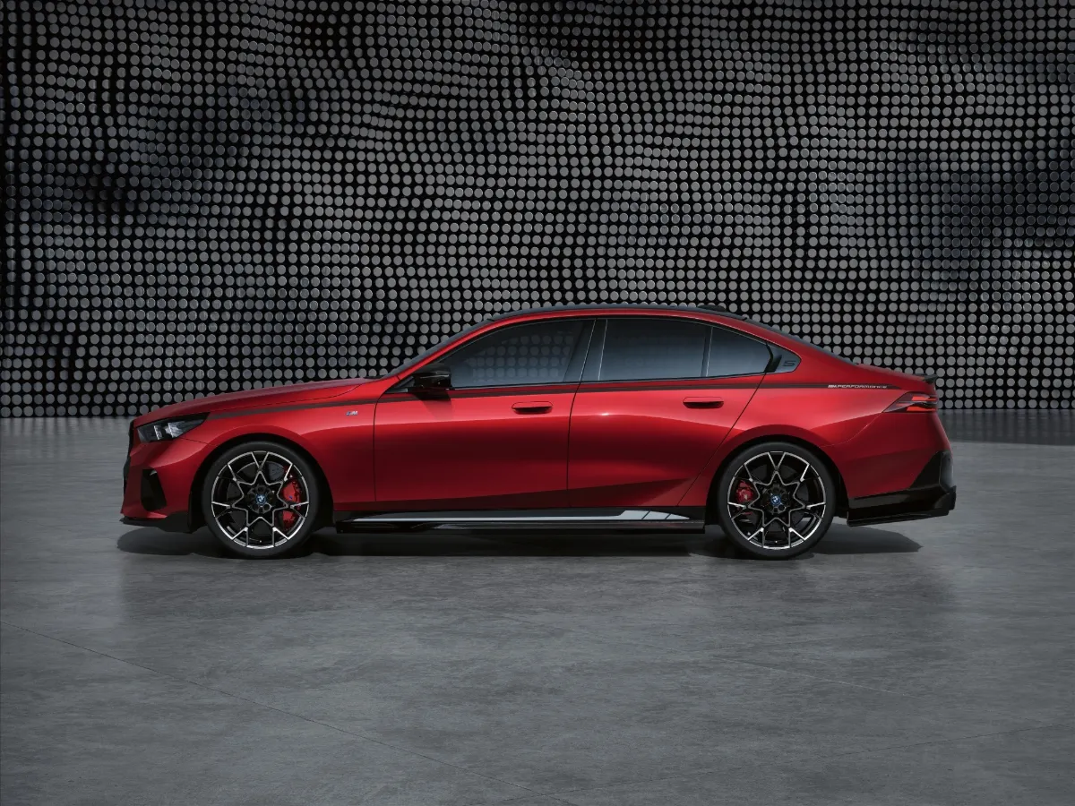 BMW rad 5 Sedan zadný trojštvrťový pohľad