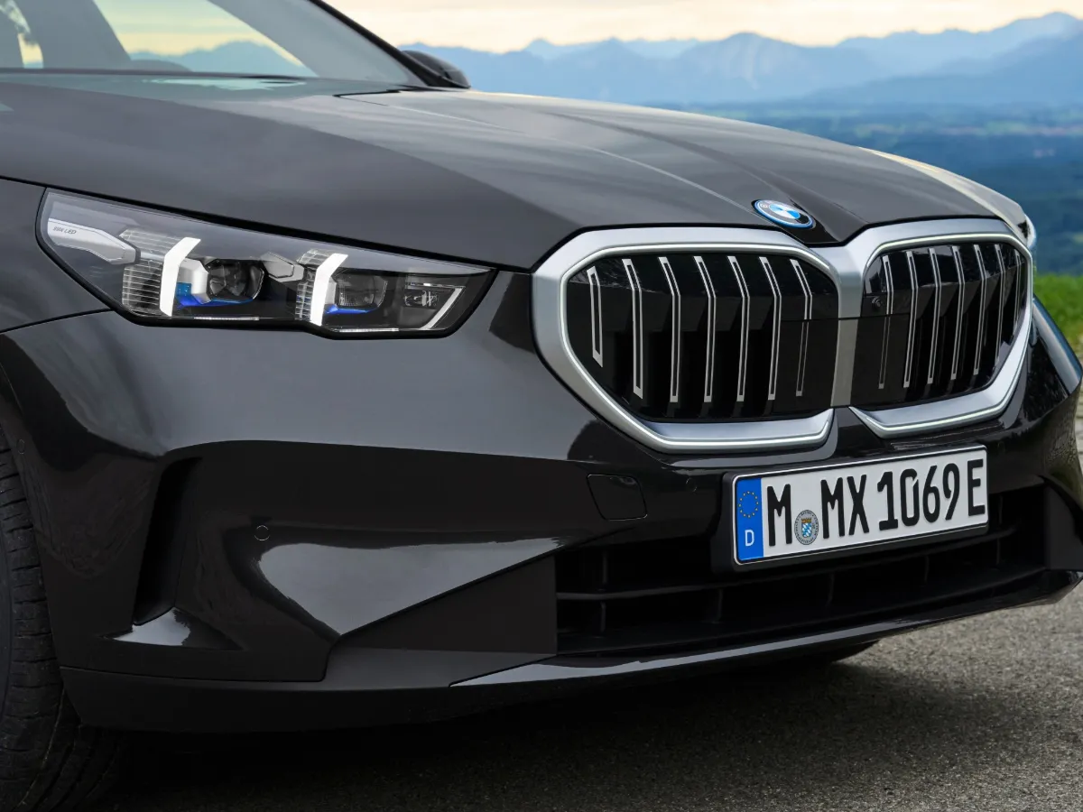 Maska chladiča BMW radu 5 Sedan, detail