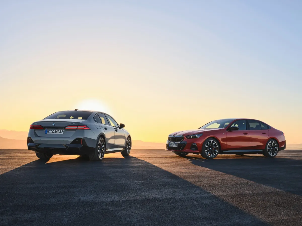 BMW rad 5 Sedan pri západe slnka
