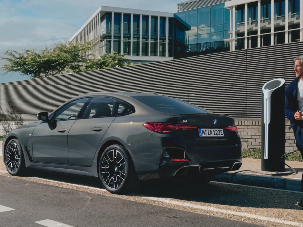 BMW i4 töltőoszlopnál