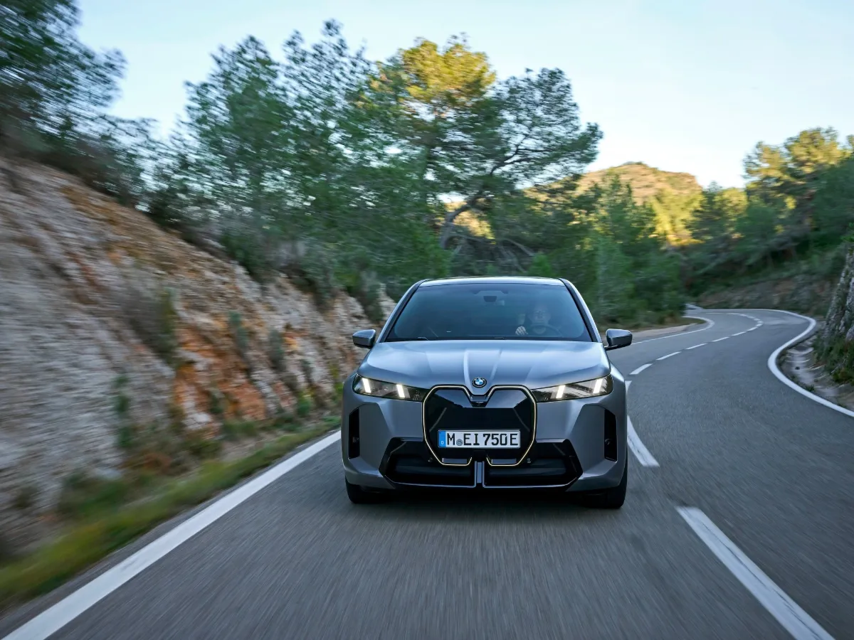 BMW iX xDrive45 — nové auto z Nemecka