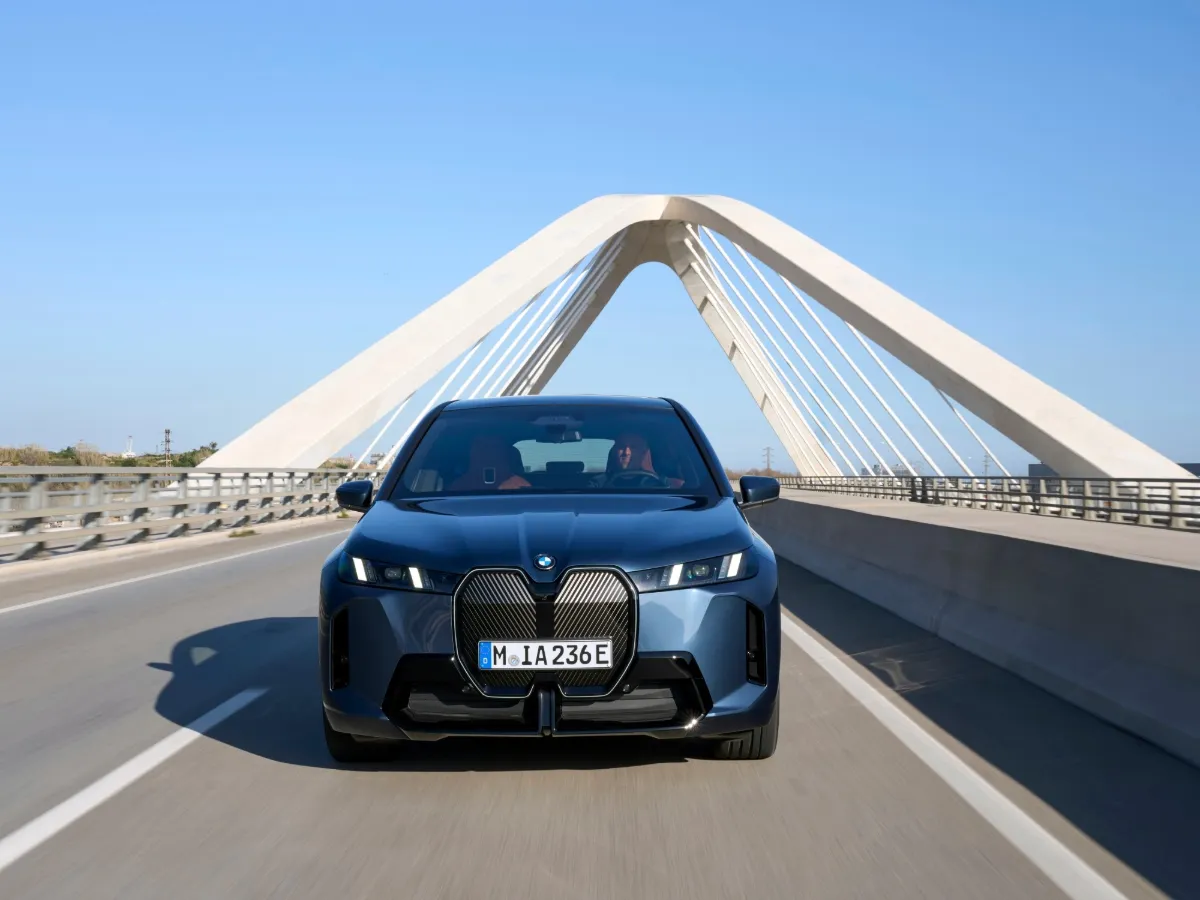 BMW iX na moste