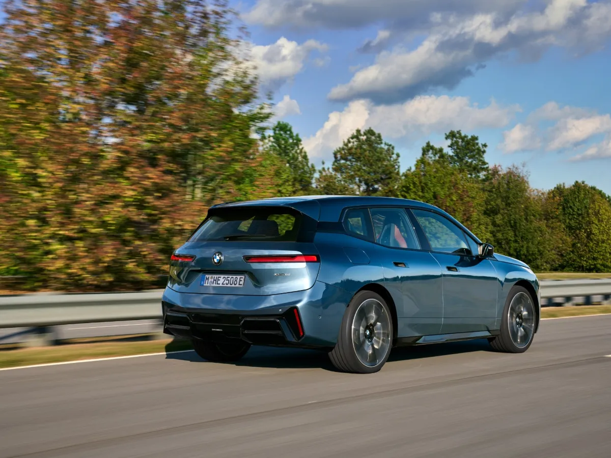 BMW iX zozadu