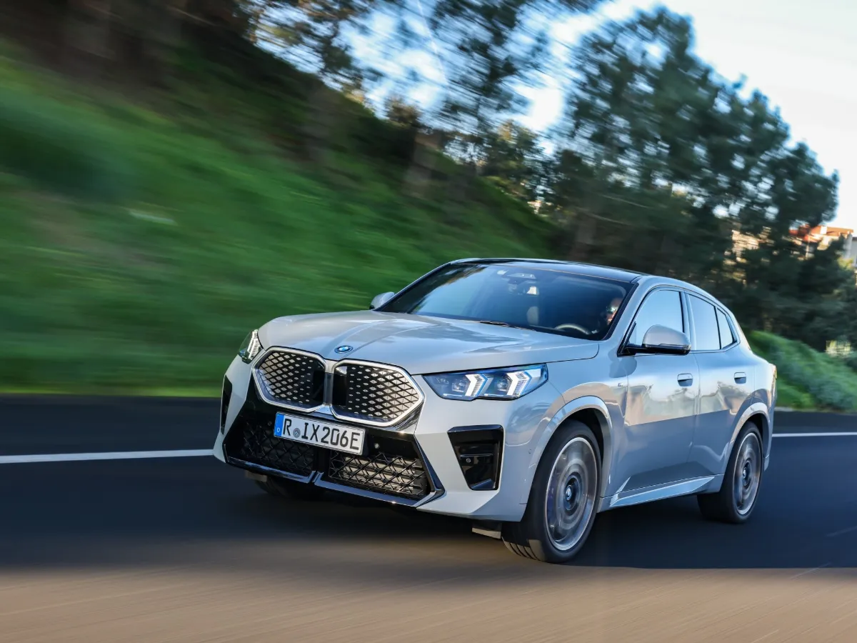 BMW iX2 in Fahrt