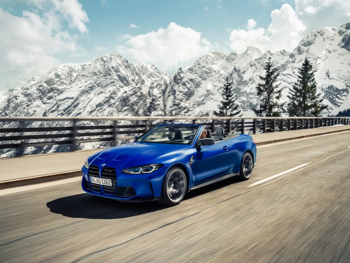 BMW M4 Cabrio in verschneiter Landschaft