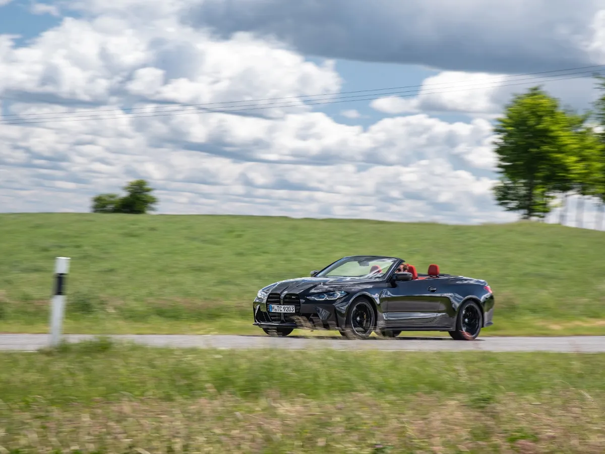 BMW M4 Cabrio mit offenem Verdeck