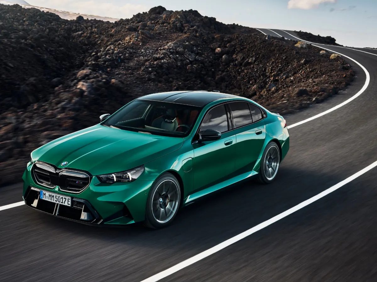 BMW M5 hegyi úton