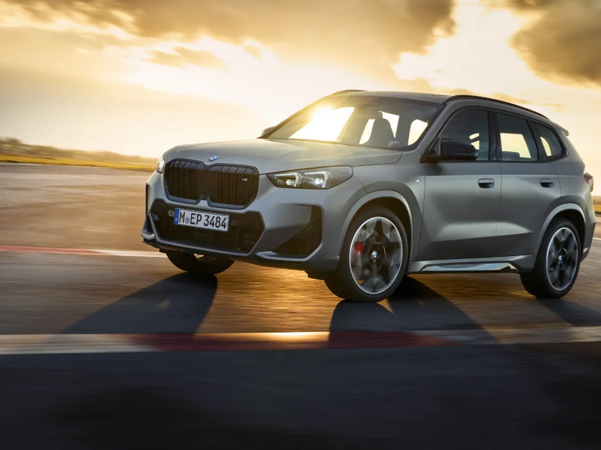BMW X1 bei Sonnenuntergang, Frontansicht