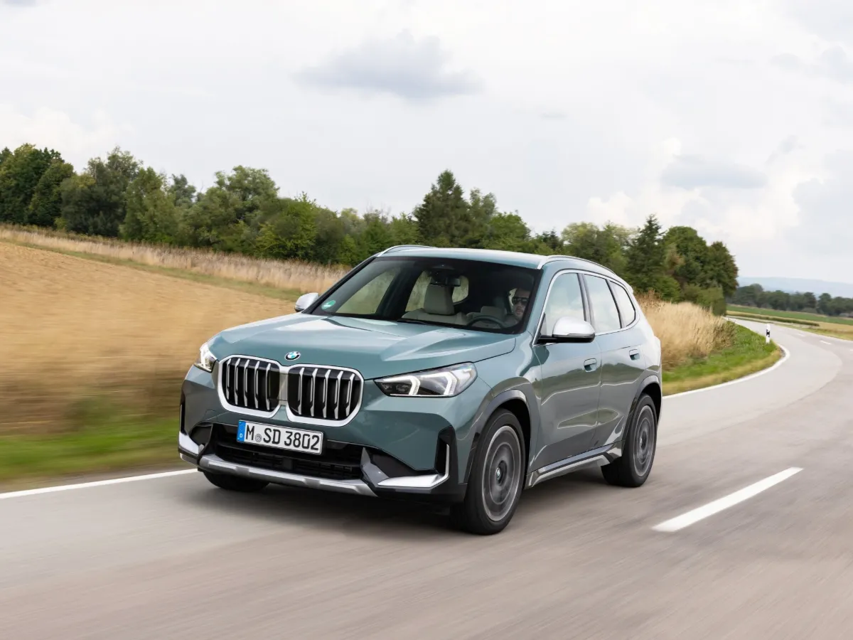 BMW X1 in Fahrt, Frontansicht
