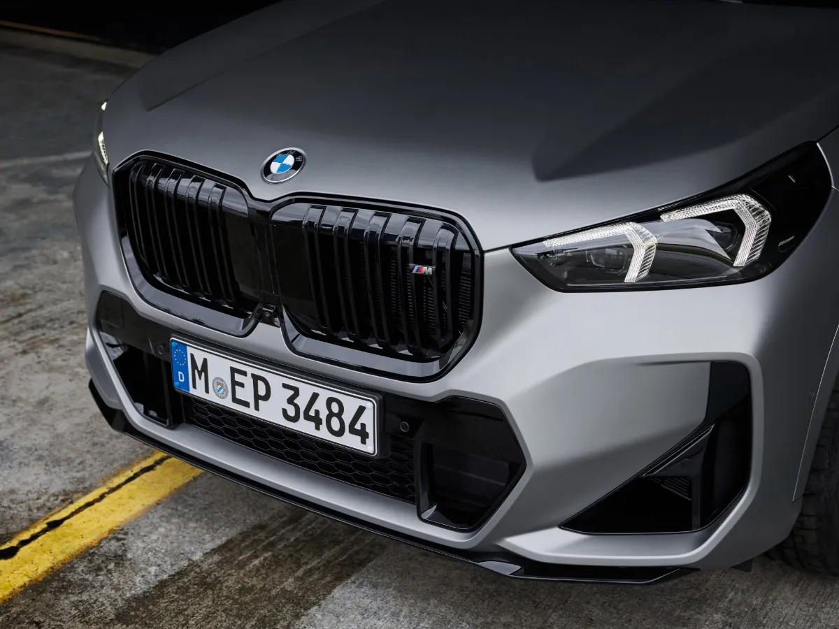 BMW X1 Niere und LED-Scheinwerfer