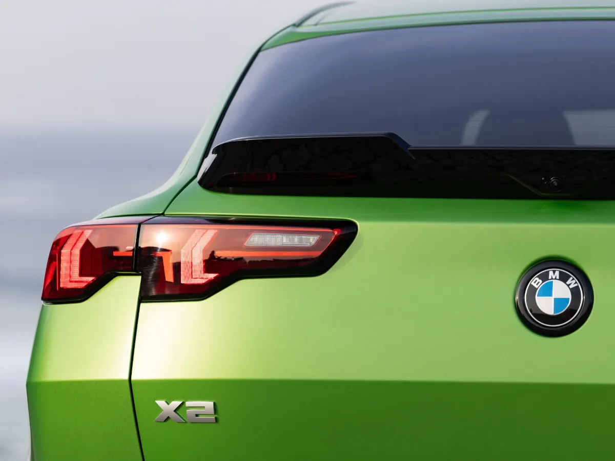 BMW X2 Heckansicht, X2-Schriftzug