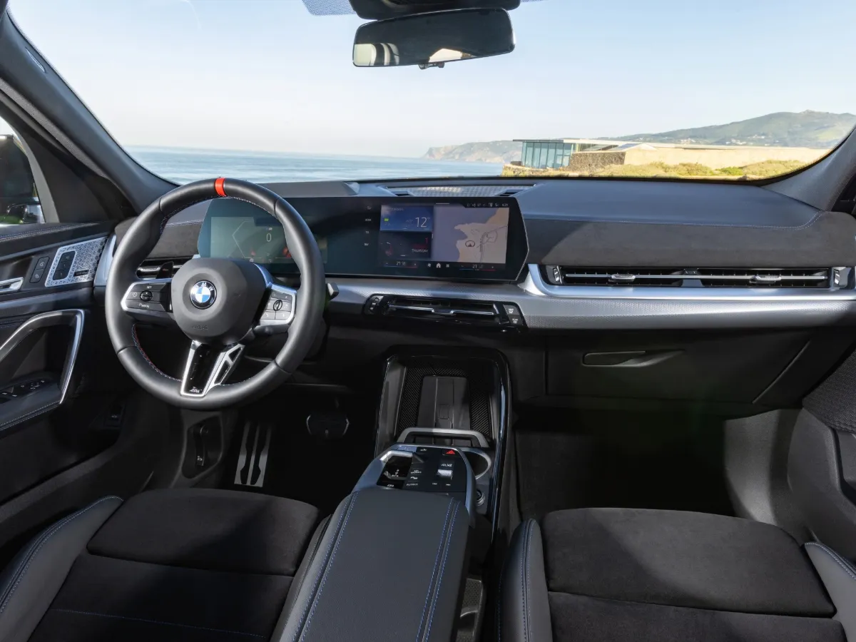 BMW X2 Innenraum — BMW Curved Display