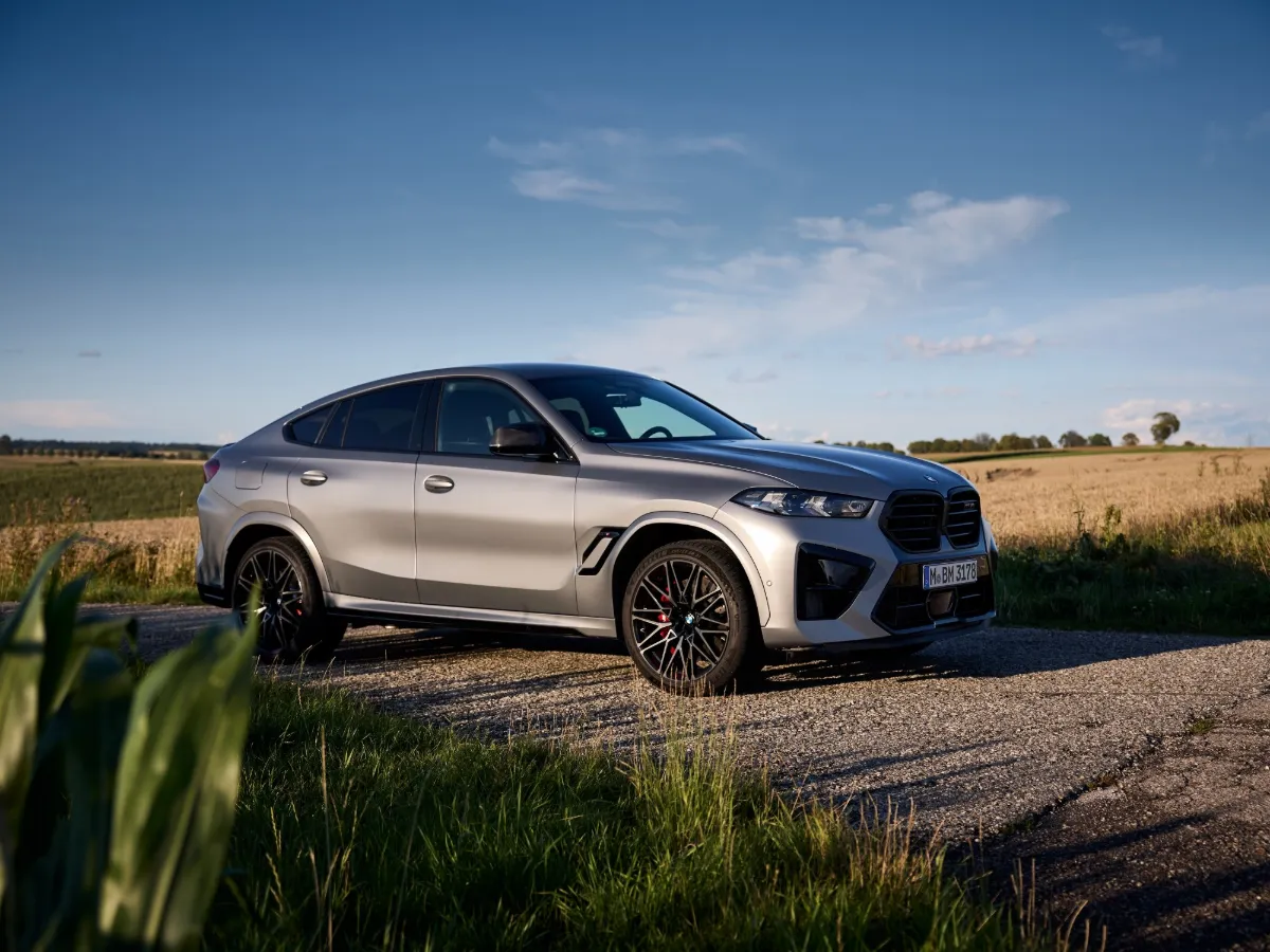 BMW X6 M Competition auf einem Feld