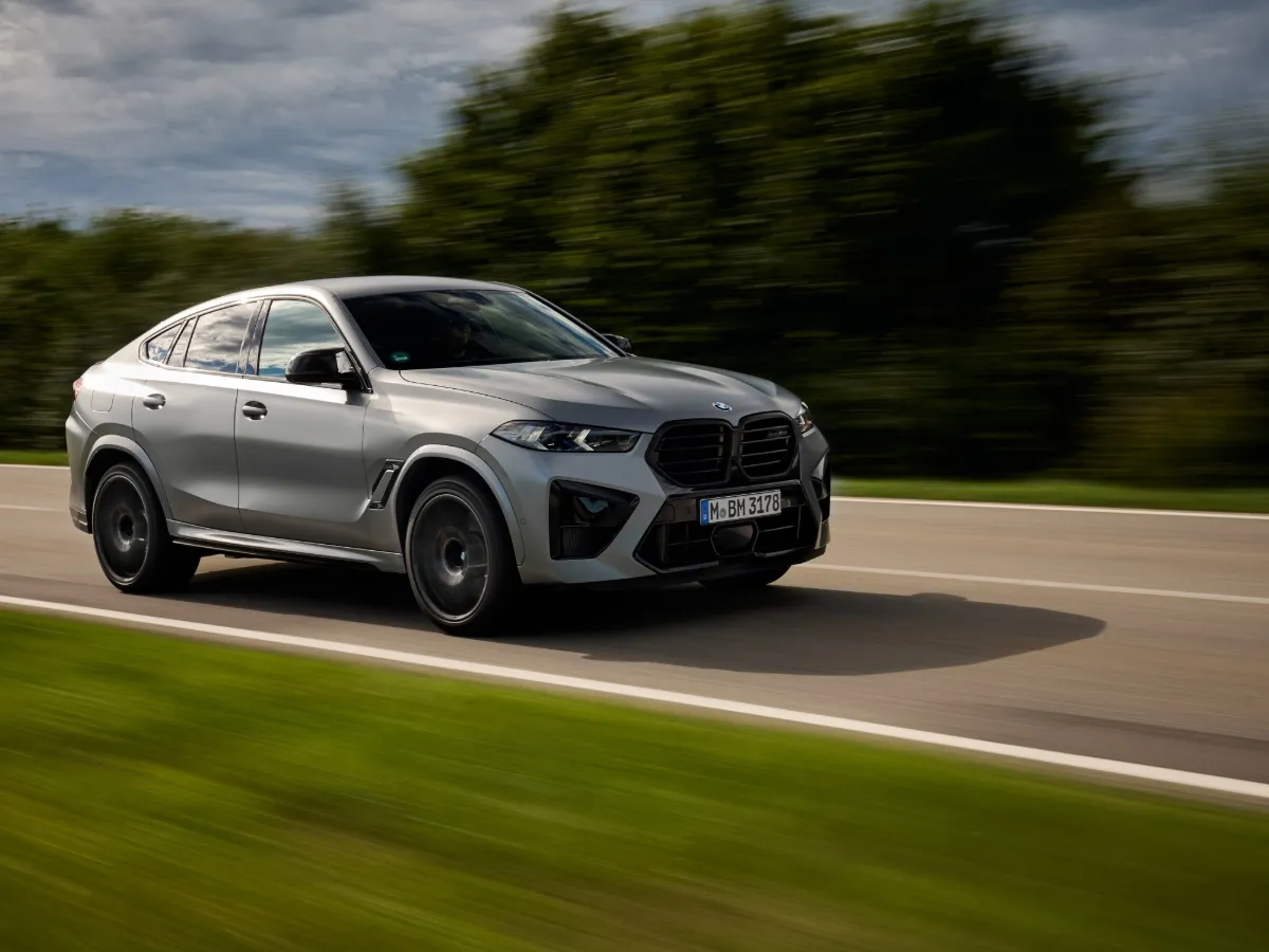 BMW X6 M Competition in Fahrt