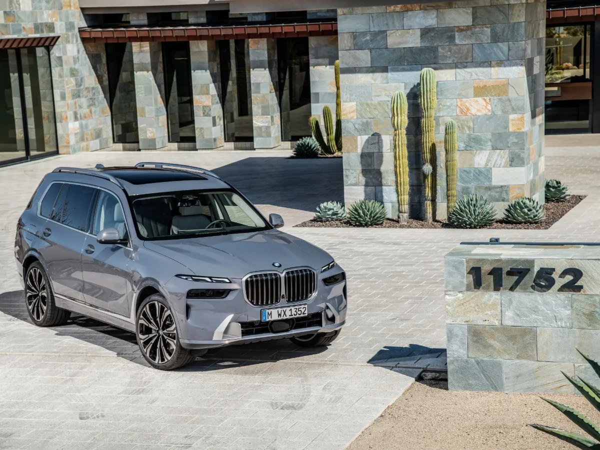 BMW X7 pred moderným domom