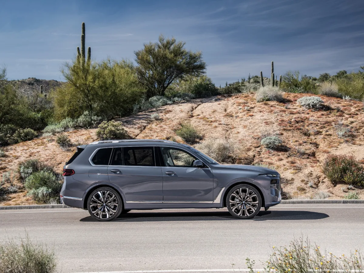 BMW X7 zboku