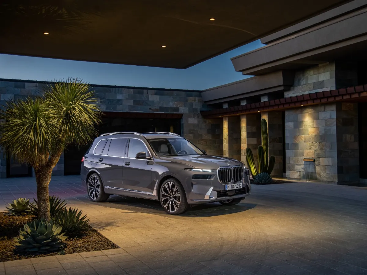 BMW X7 vo večernom svetle