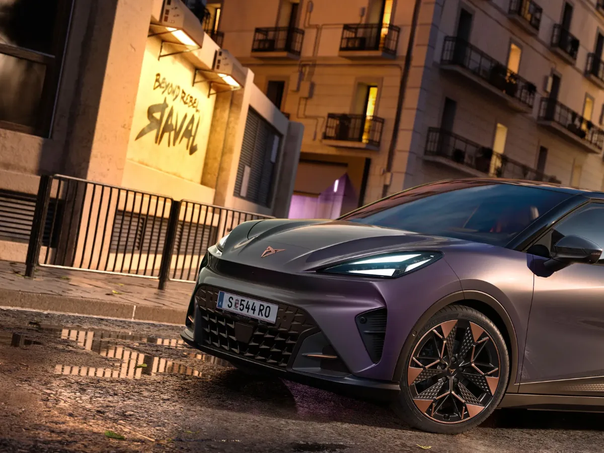 CUPRA Raval auf einer Stadtstraße