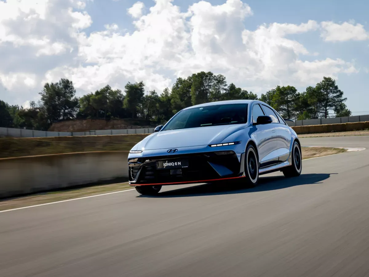 Hyundai IONIQ 6 N in Fahrt auf der Rennstrecke