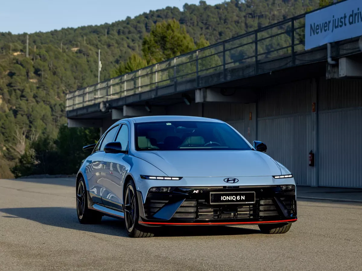 Hyundai IONIQ 6 N vor der Box