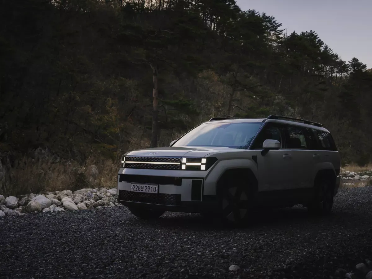Hyundai Santa Fe na lesnej ceste