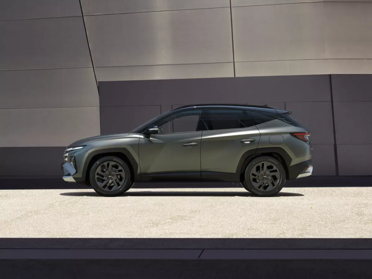 Hyundai Tucson Seitenansicht, vor einem modernen Gebäude