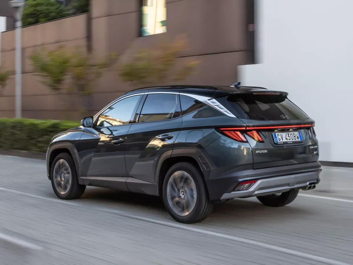 Hyundai Tucson von hinten, in Fahrt