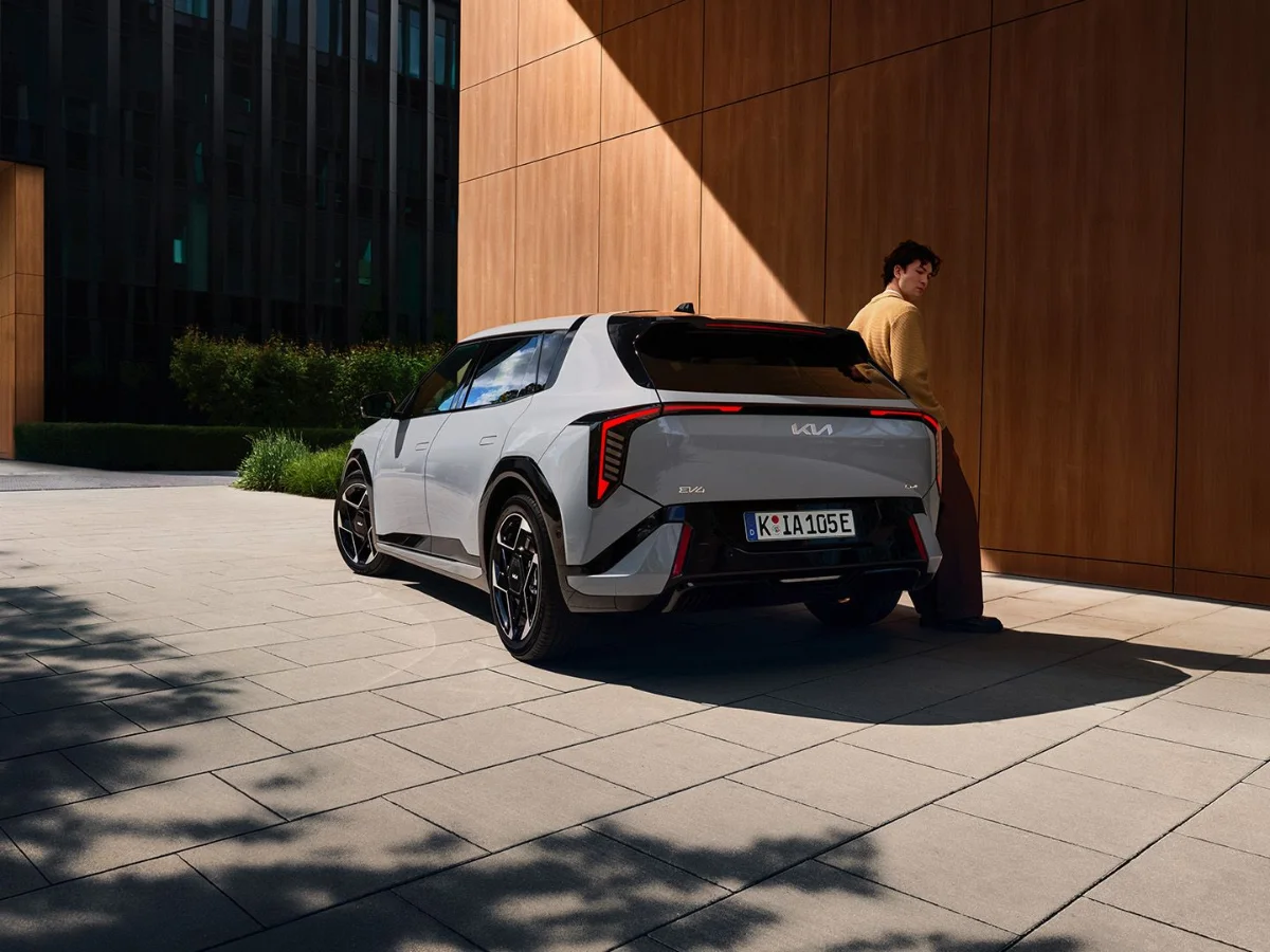 Kia EV4 von hinten
