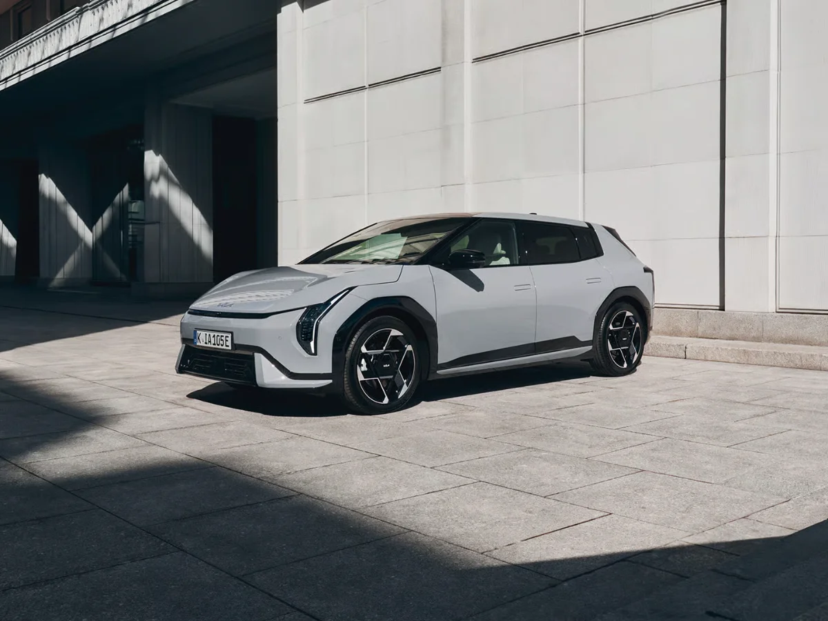 Kia EV4 in der Stadt