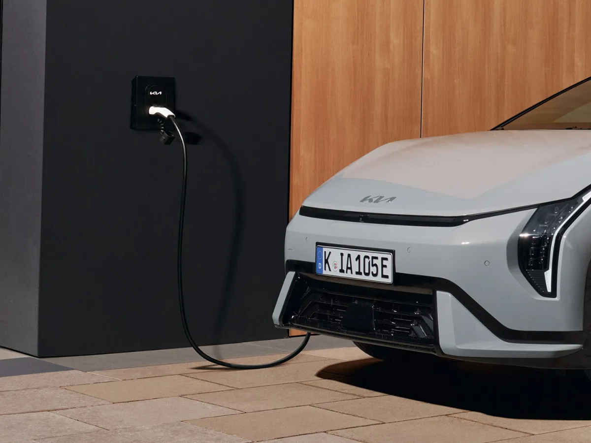 Kia EV4 beim Laden