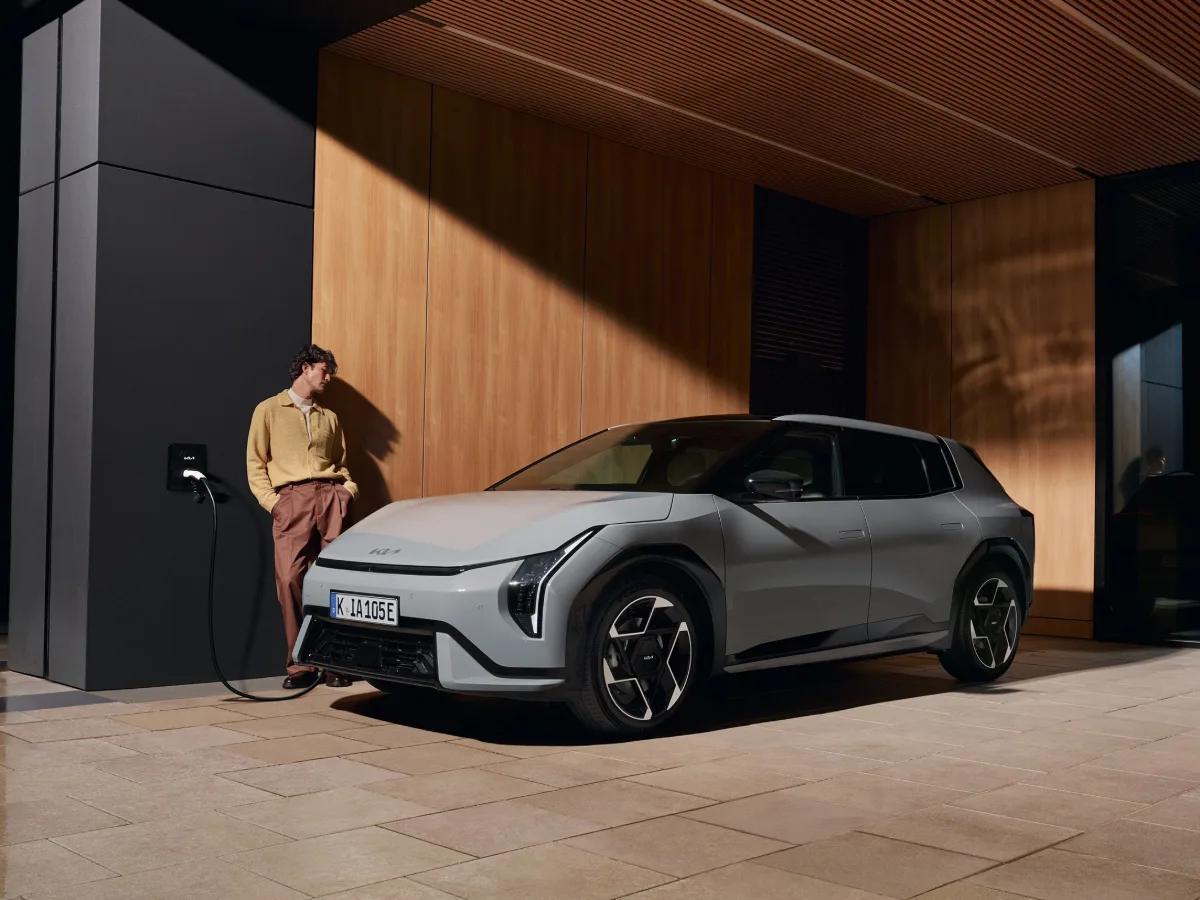 Kia EV4 in der Garage