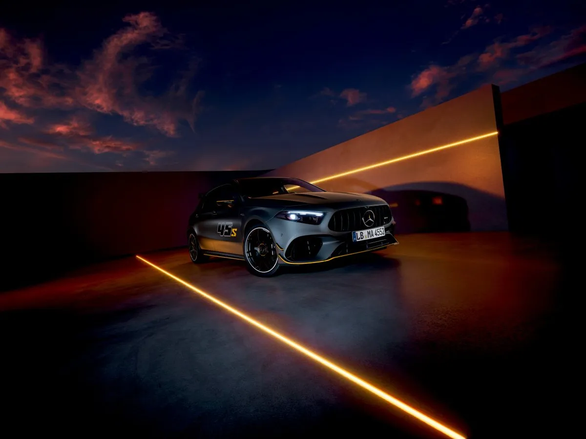 Mercedes-AMG triedy A v nočnom osvetlení