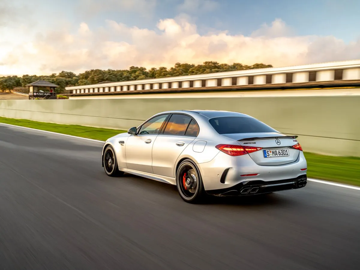 Mercedes-AMG triedy C na pretekárskom okruhu