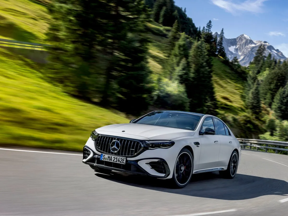 Mercedes-AMG E-Klasse in einer Bergkurve
