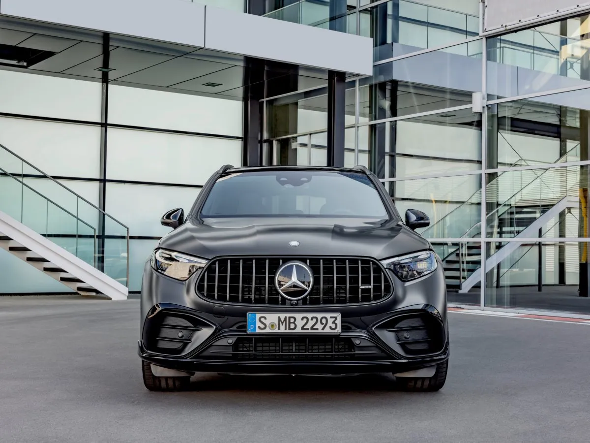 Mercedes-AMG GLC modern épület előtt
