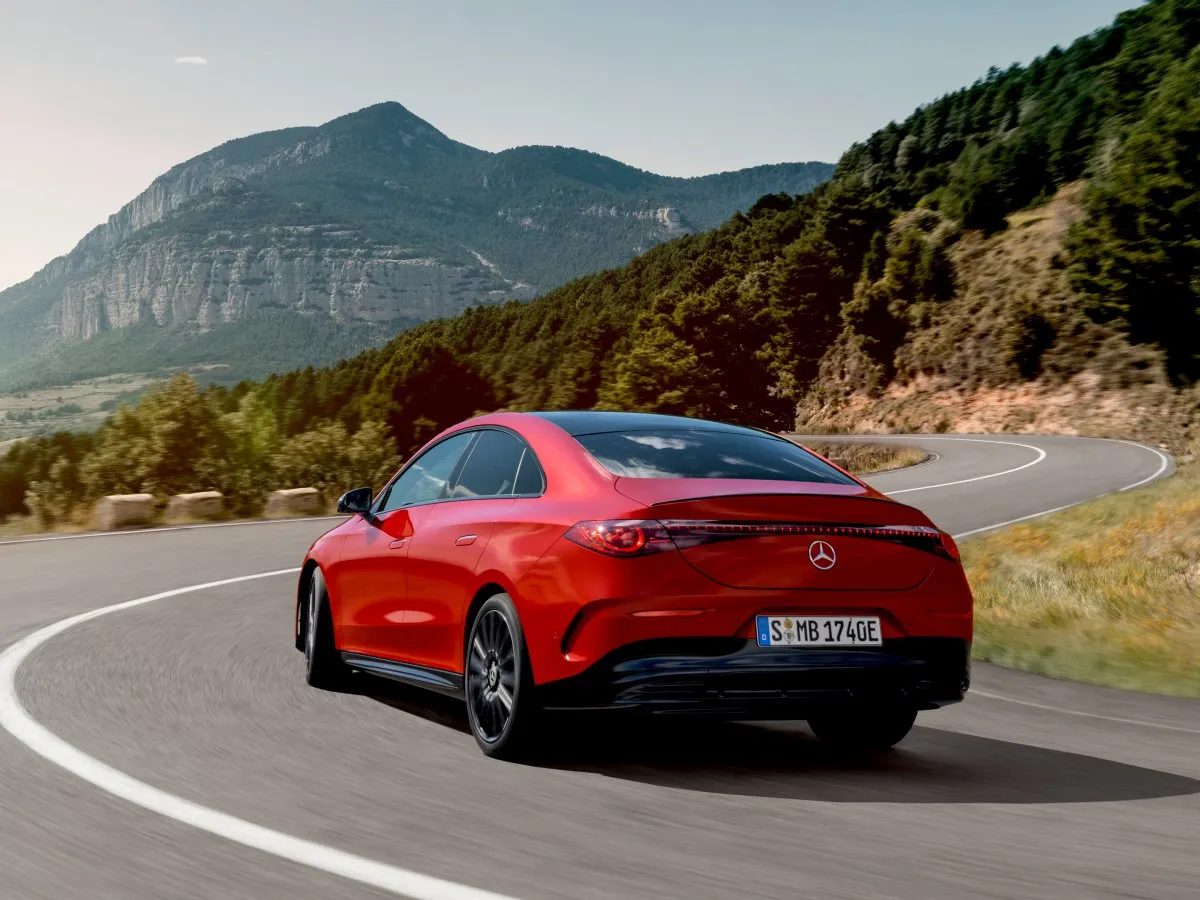 Mercedes-Benz CLA auf einer Bergstraße