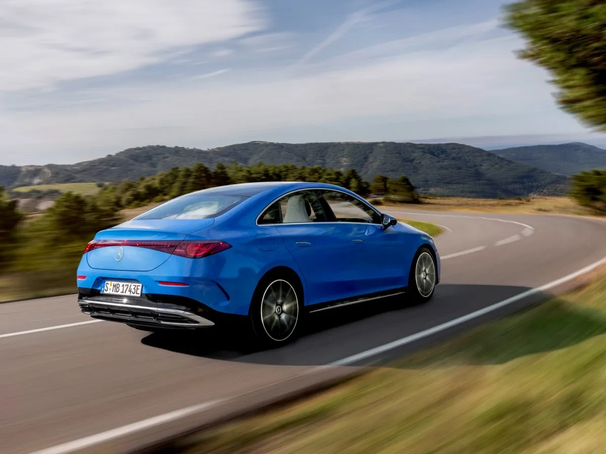 Mercedes-Benz CLA in Blau, in Fahrt