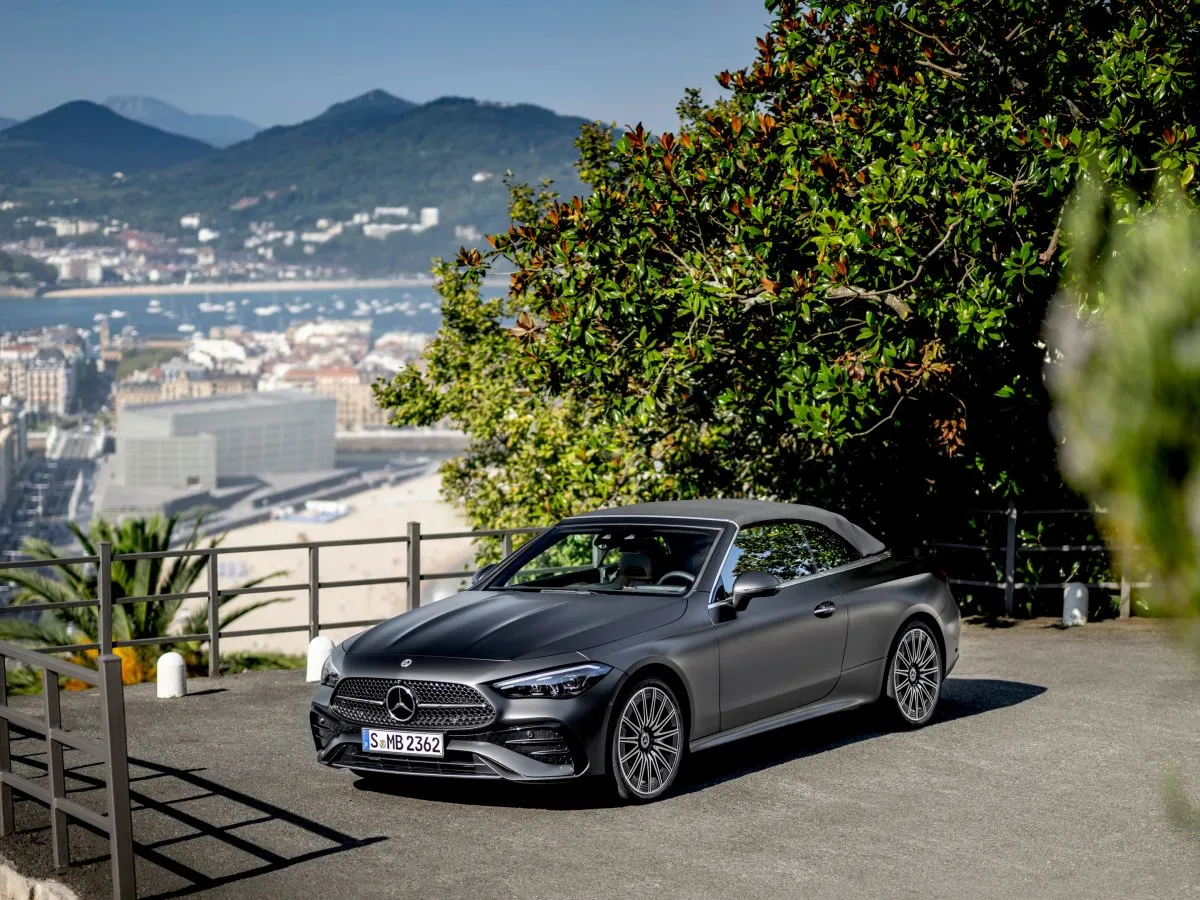Mercedes-Benz CLE Cabrio s výhľadom na mesto