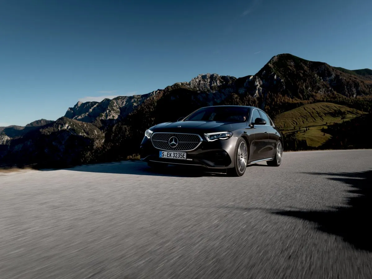 Mercedes-Benz E-Klasse auf einer Bergstraße
