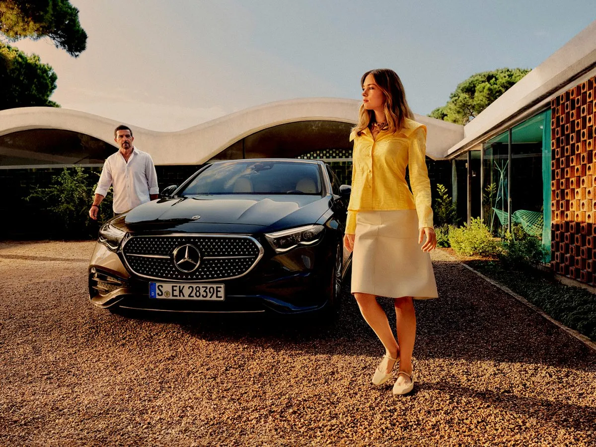 Mercedes-Benz E-Klasse vor einem modernen Gebäude