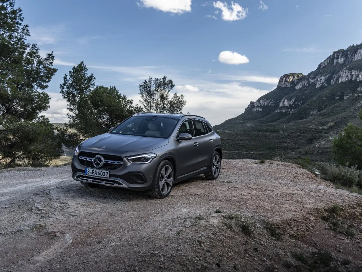 Mercedes-Benz GLA zwischen Felsen