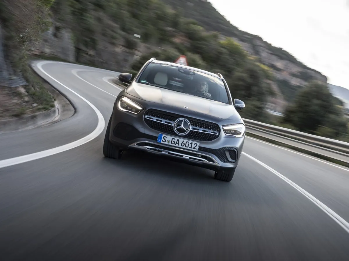 Mercedes-Benz GLA auf einer Serpentinenstraße