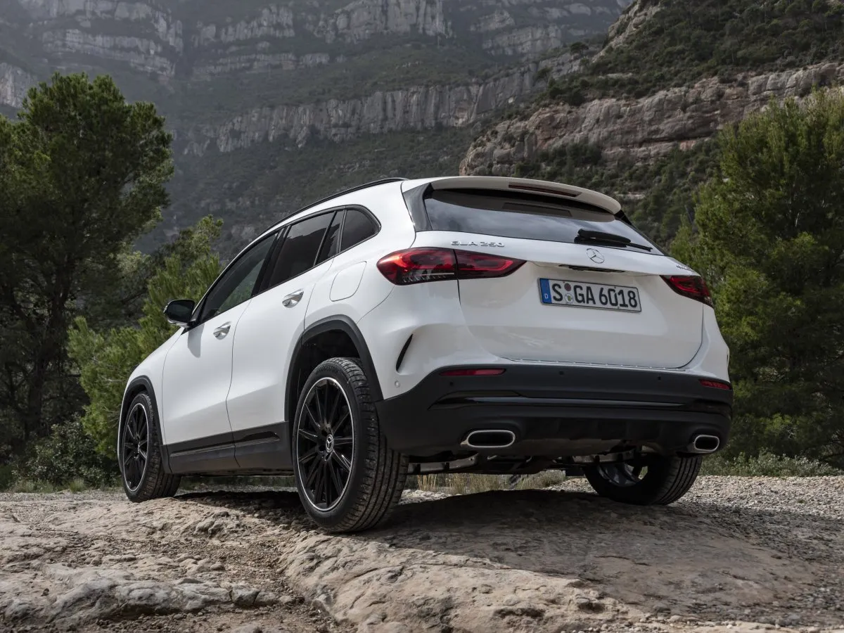Mercedes-Benz GLA Heckansicht, im Gelände