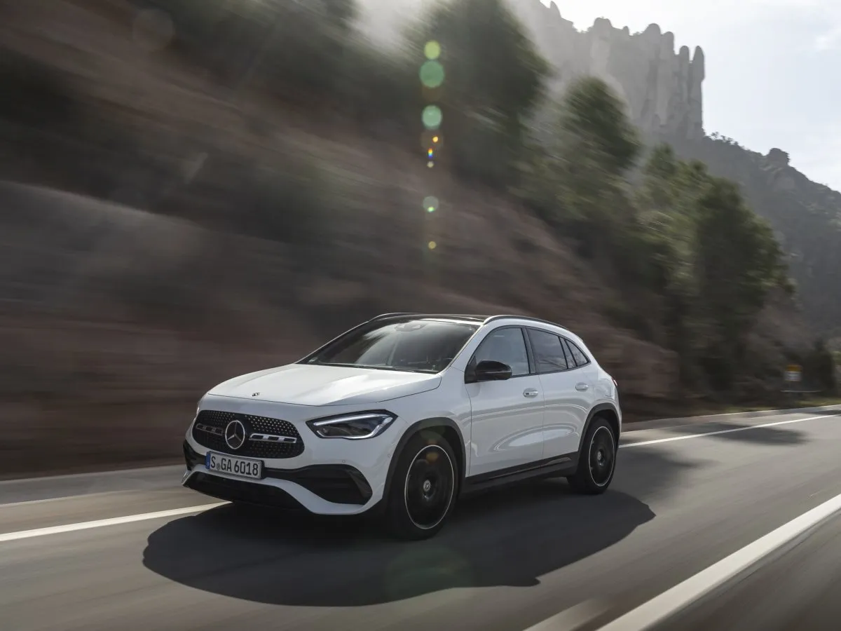 Mercedes-Benz GLA auf einer Bergstraße