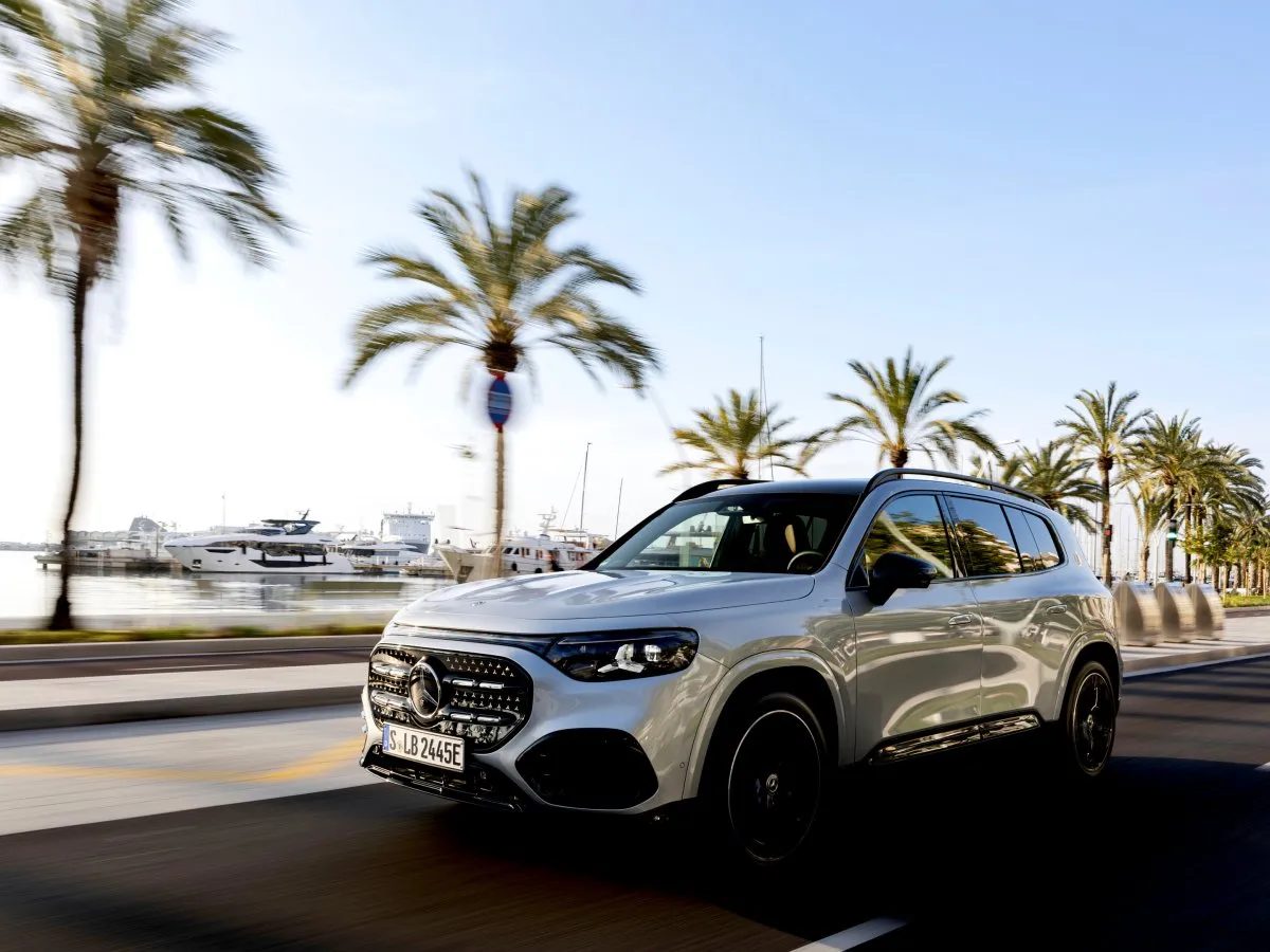 Mercedes-Benz GLB medzi palmami