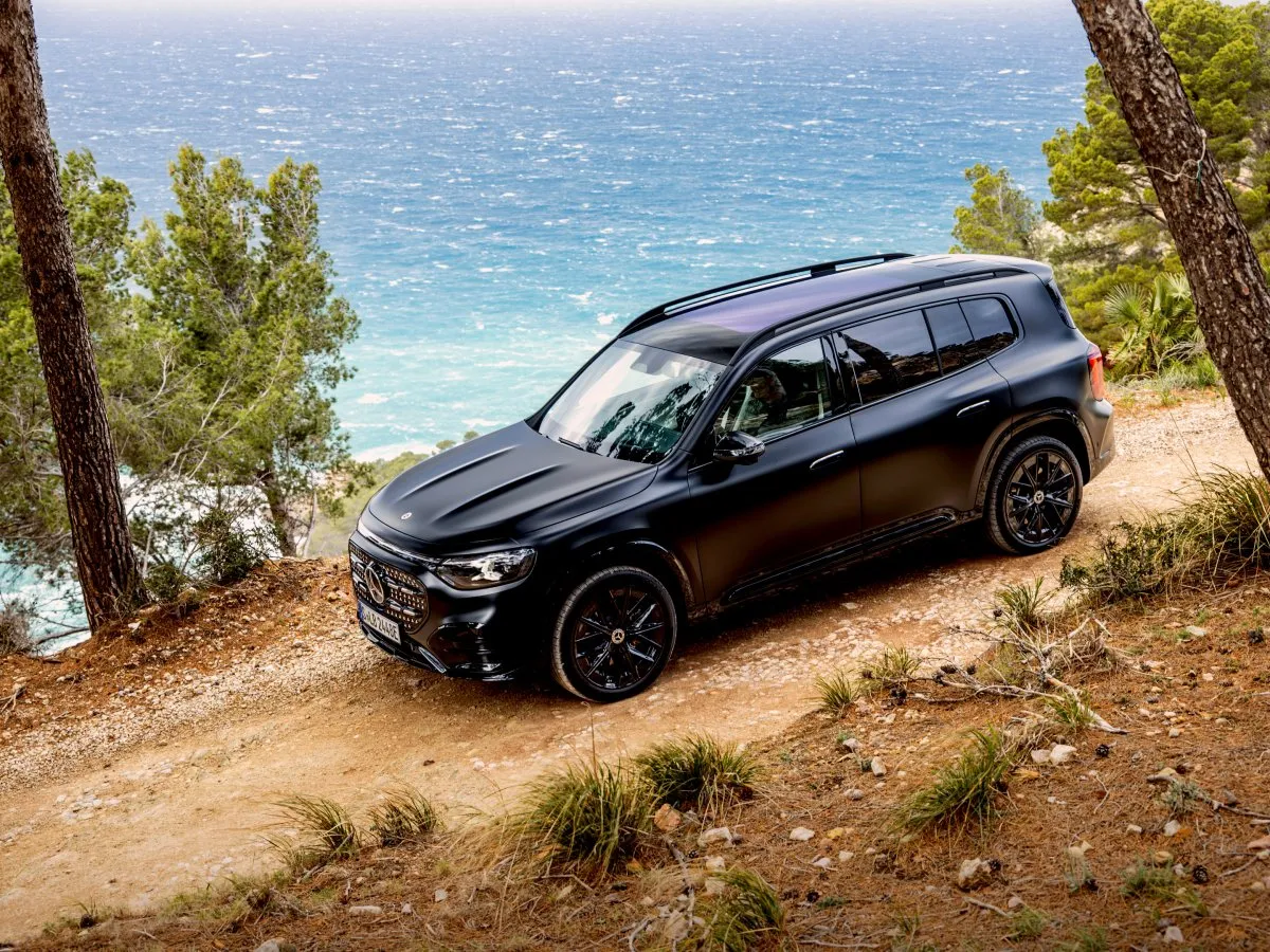 Mercedes-Benz GLB na kopcovitom teréne