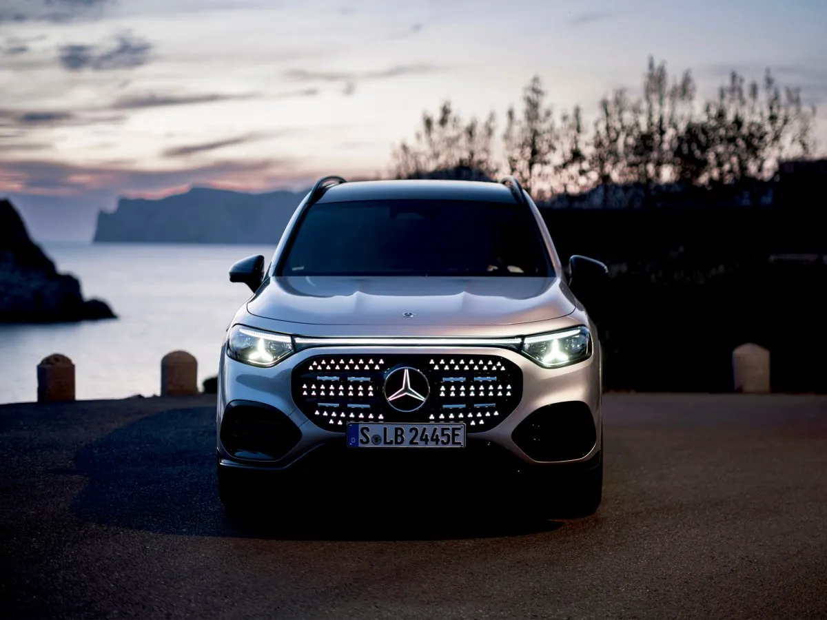 Mercedes-Benz GLB vo večernom svetle