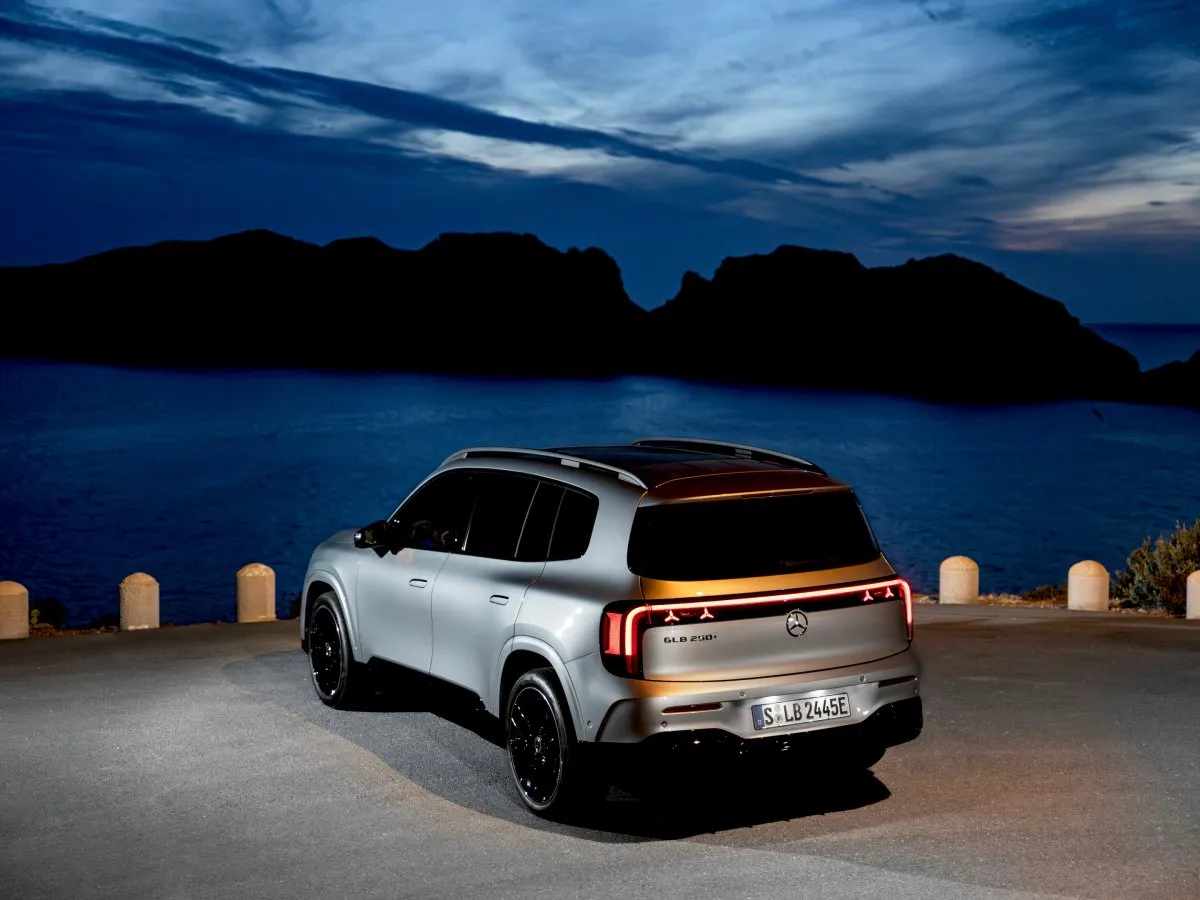 Mercedes-Benz GLB v noci, na pobreží