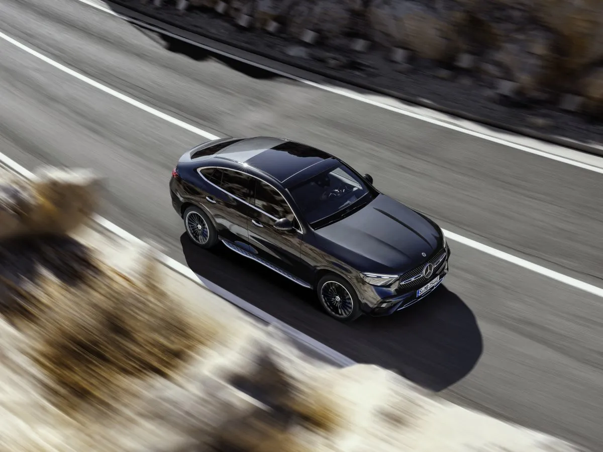 Mercedes-Benz GLC Coupé in der Kurve, Ansicht von oben