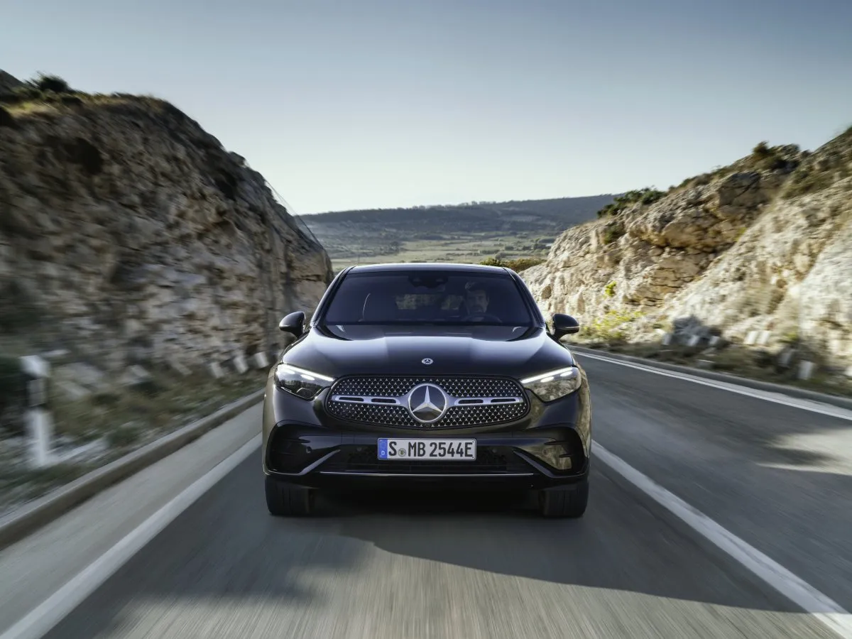 Mercedes-Benz GLC Coupé Frontansicht, auf einer Serpentinenstraße